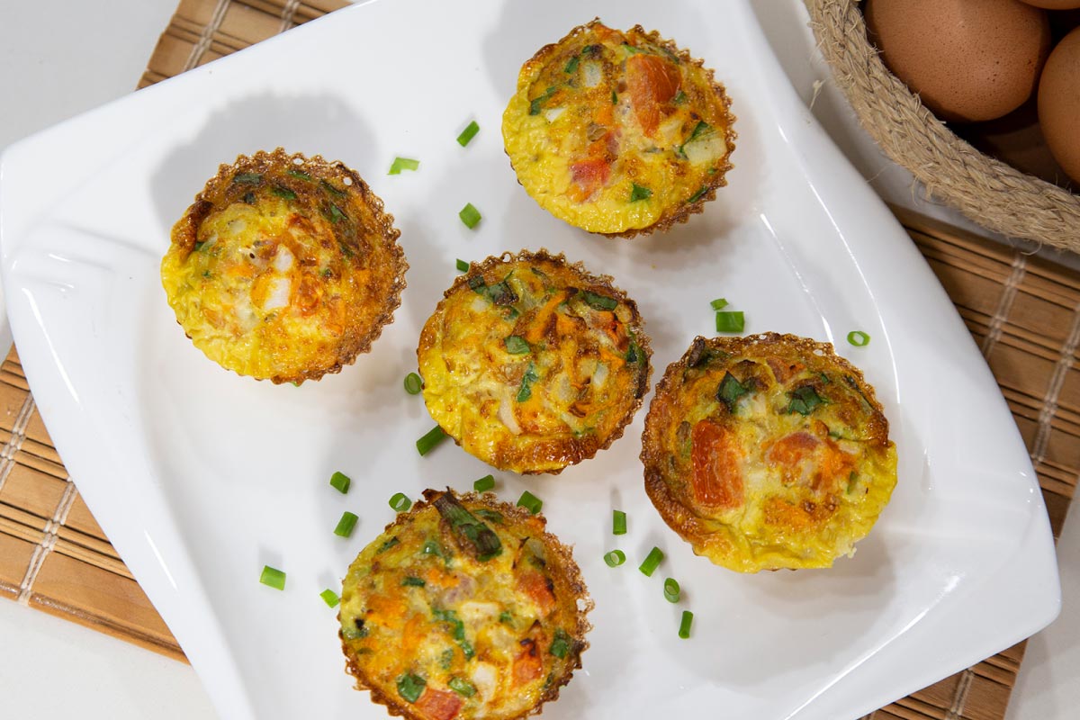 Como fazer bolinho de omelete com legumes no forno
