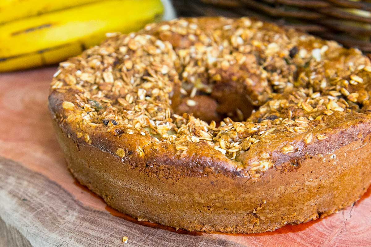 Bolo de Banana com Iogurte e Granola