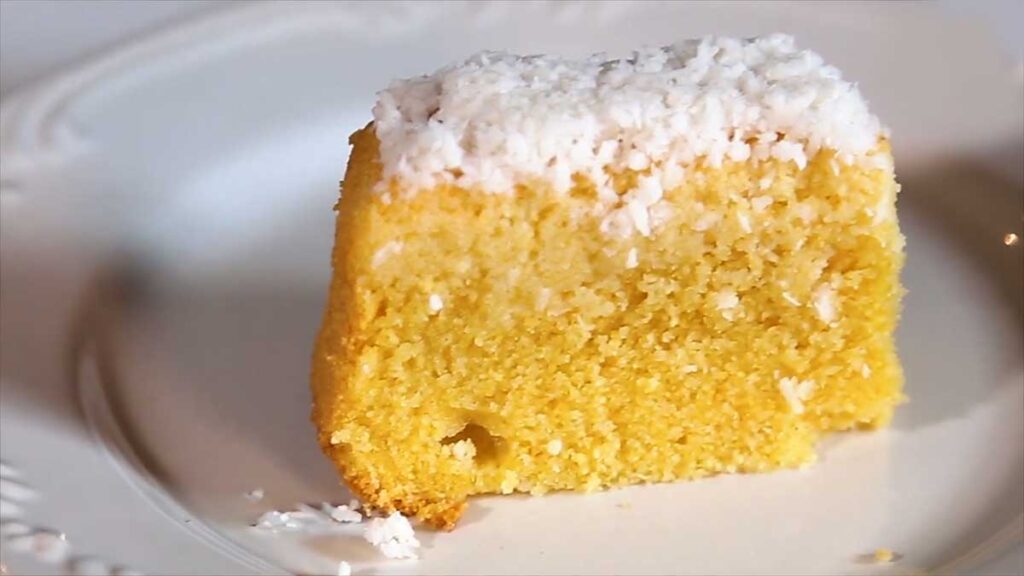 Bolo de Fubá com Coco