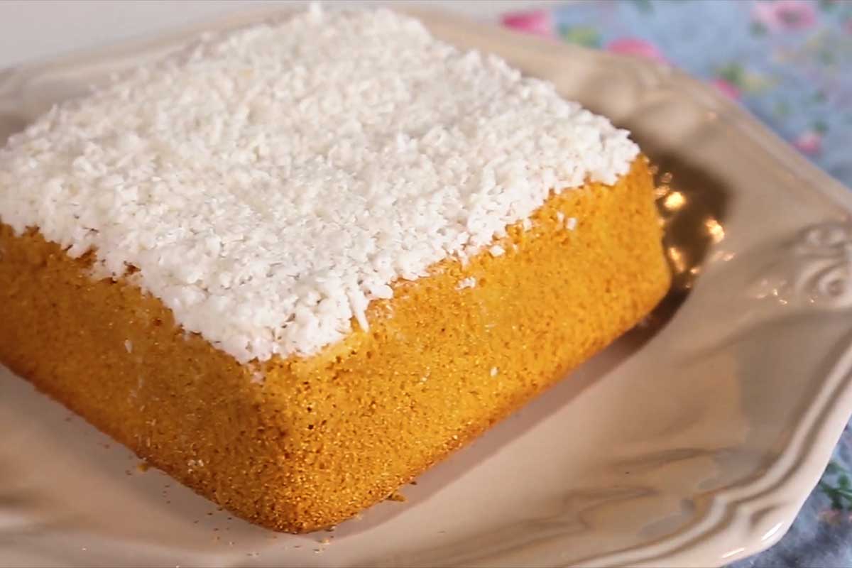 Bolo de Fubá com Coco